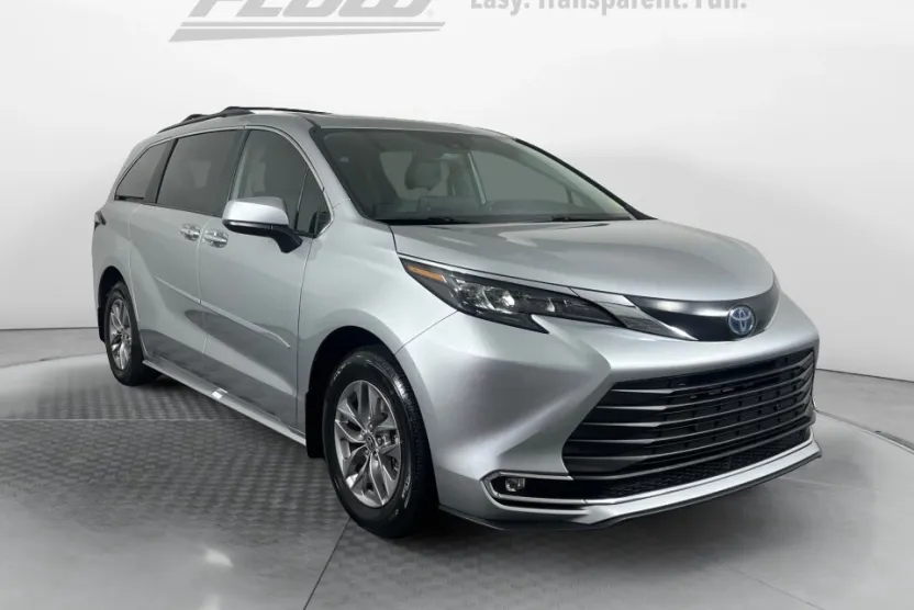 2024 Toyota Sienna XLE photo 1