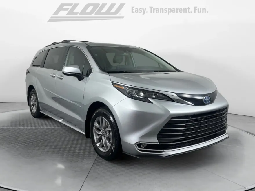 2024 Toyota Sienna XLE photo 1