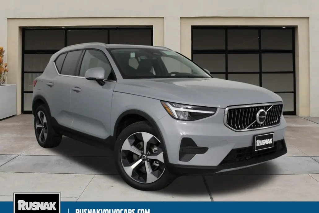 2025 Volvo XC40 Core photo 1