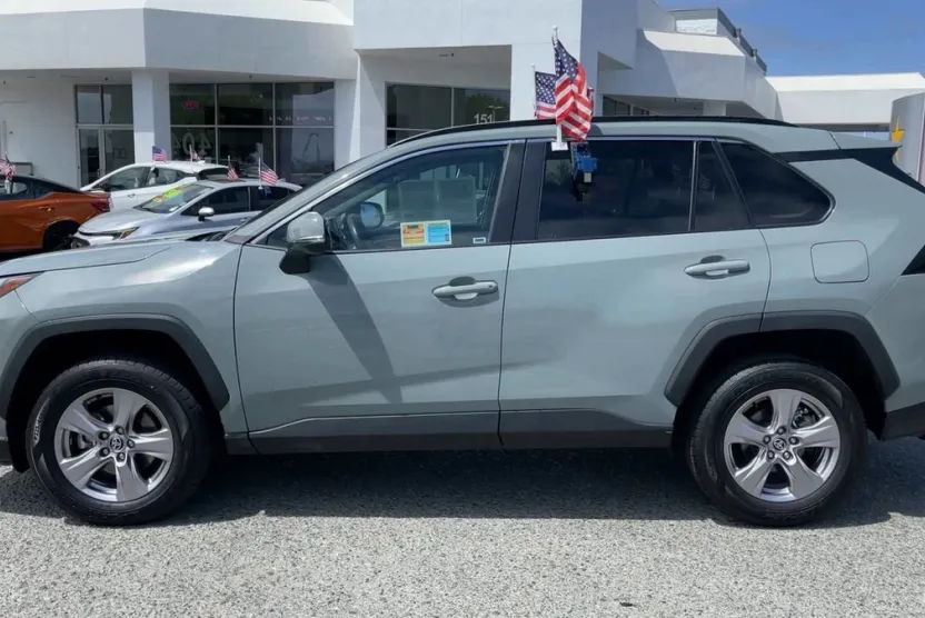 2023 Toyota RAV4 XLE photo 1