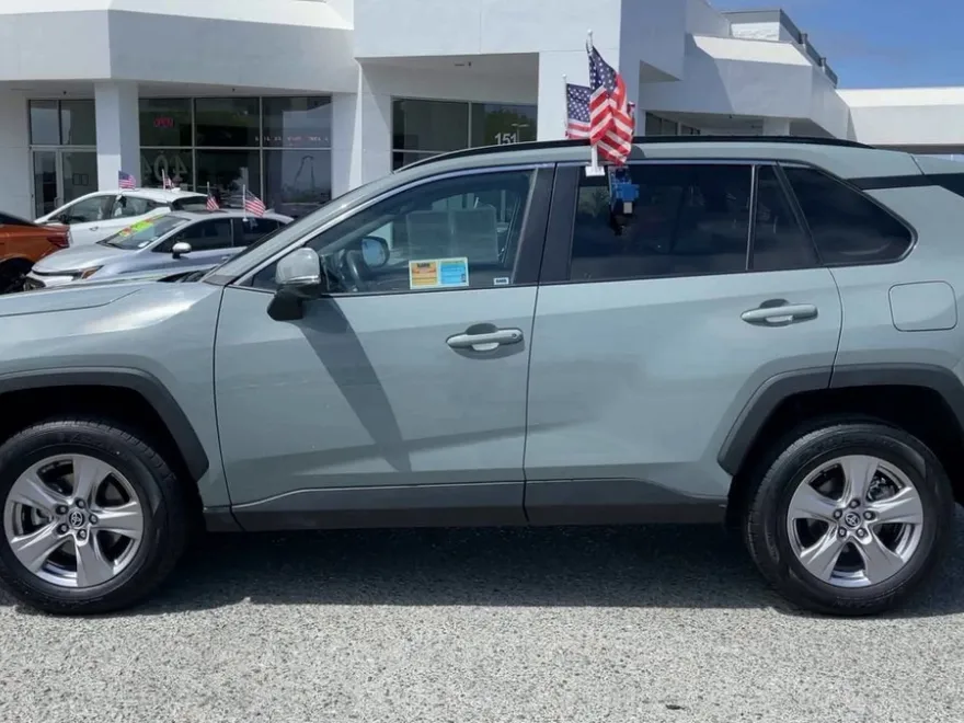 2023 Toyota RAV4 XLE photo 1