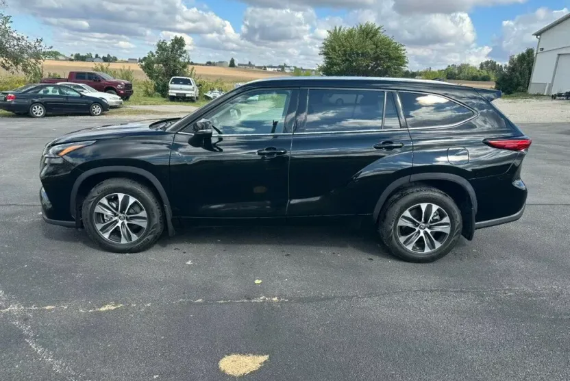 2021 Toyota Highlander XLE photo 1