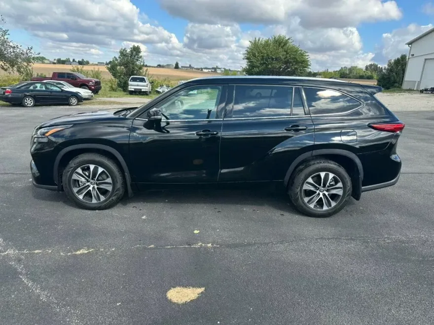 2021 Toyota Highlander XLE photo 1
