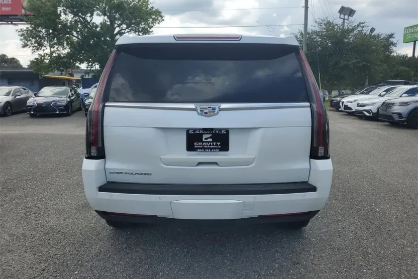 2018 Cadillac Escalade Luxury photo 1