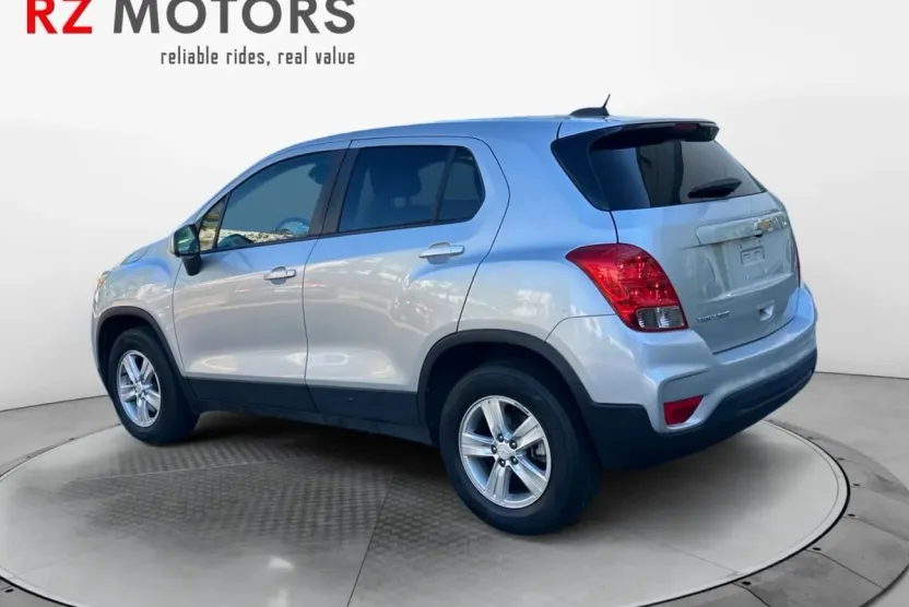 2022 Chevrolet Trax LS photo 1