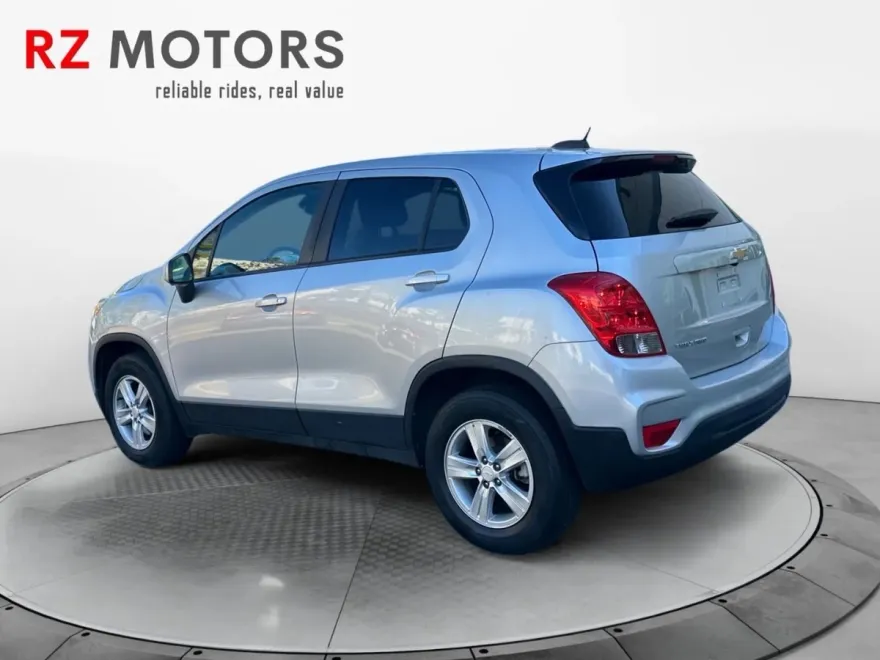 2022 Chevrolet Trax LS photo 1
