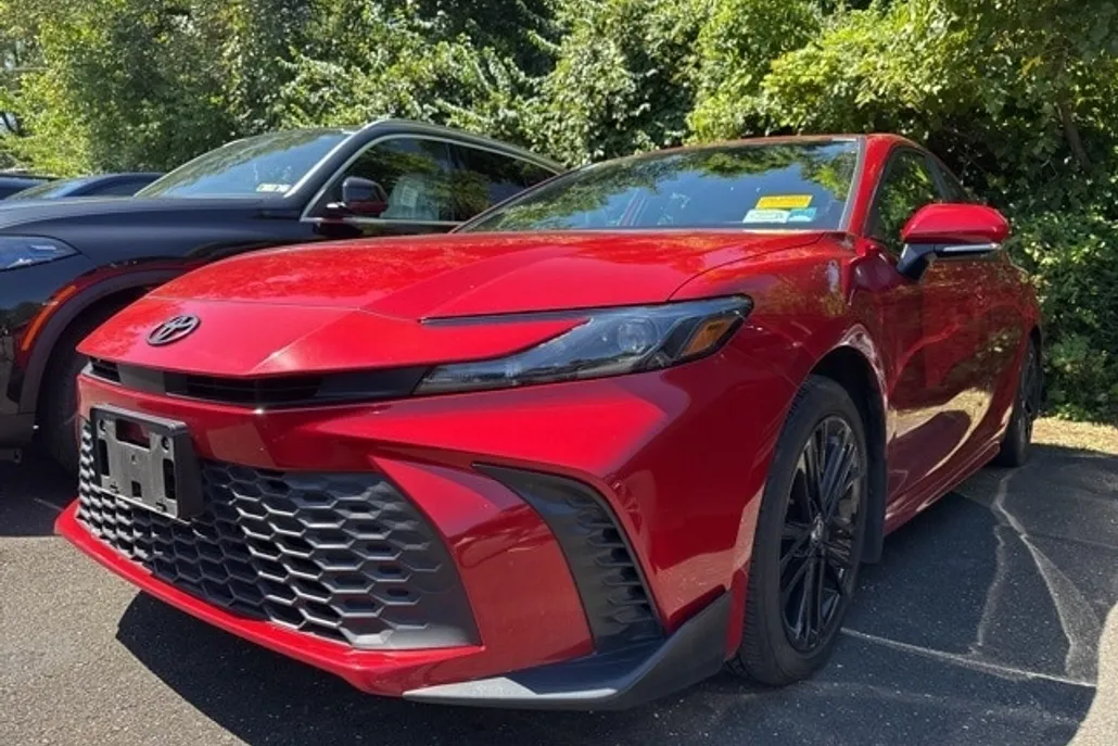 2025 Toyota Camry SE photo 1