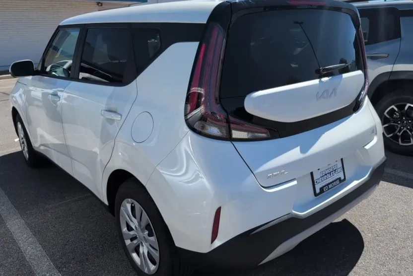 2023 Kia Soul LX photo 1