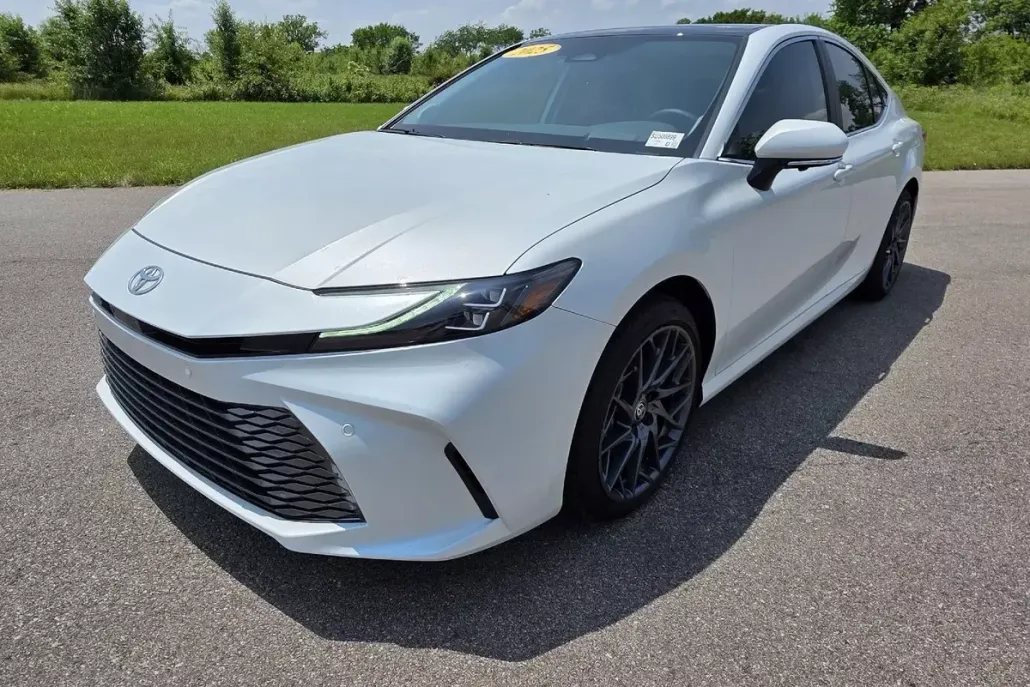 2025 Toyota Camry SE photo 1