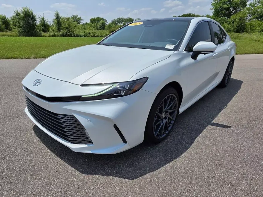 2025 Toyota Camry SE photo 1