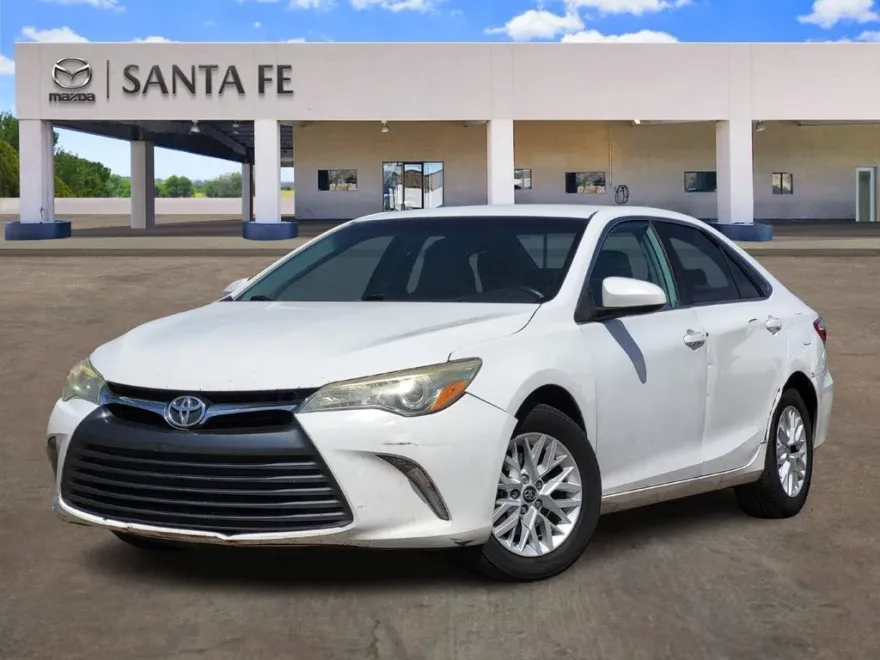 2016 Toyota Camry LE photo 1