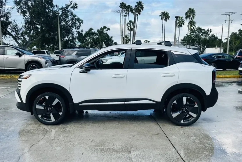 2026 Nissan Kicks SR photo 1