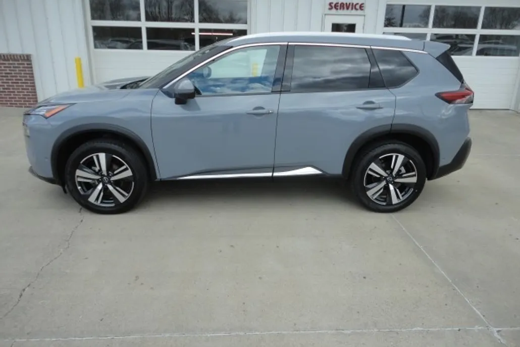 2023 Nissan Rogue SL photo 1