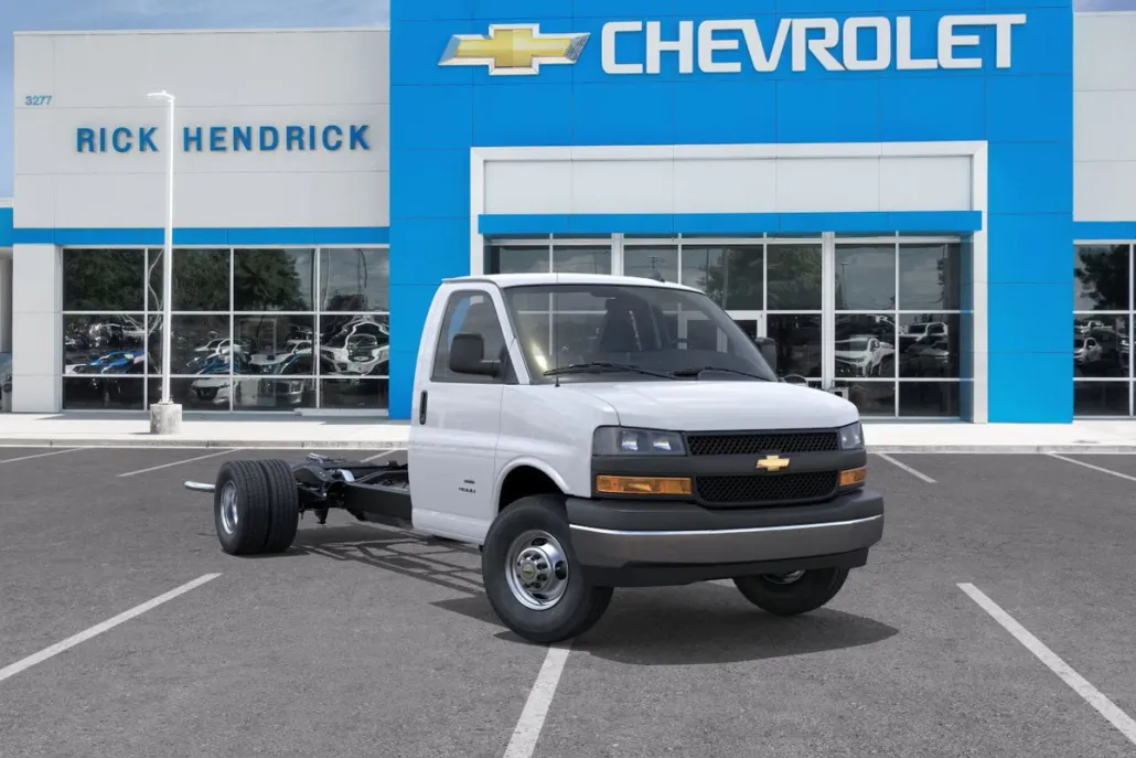 2025 Chevrolet Express Cutaway 3500 photo 1