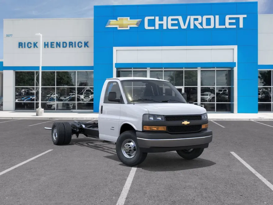 2025 Chevrolet Express Cutaway 3500 photo 1