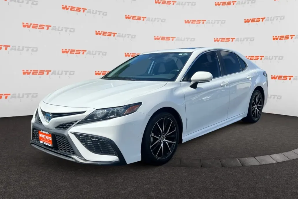 2022 Toyota Camry Hybrid SE photo 1