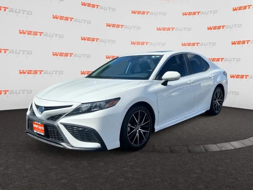 2022 Toyota Camry Hybrid SE photo 1