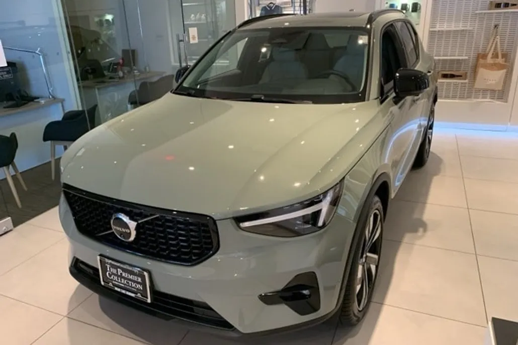 2025 Volvo XC40 Plus photo 1
