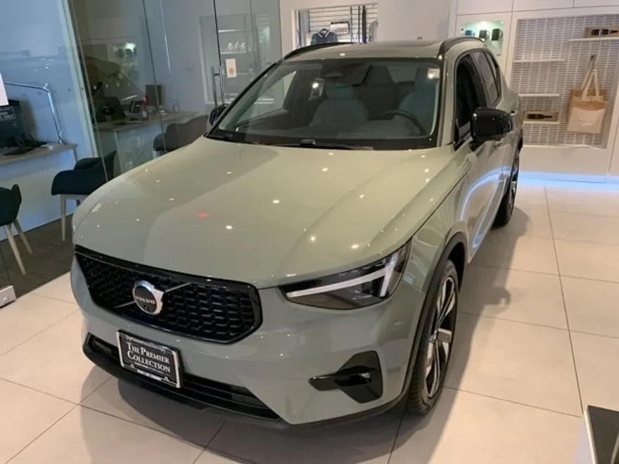 2025 Volvo XC40 Plus photo 1