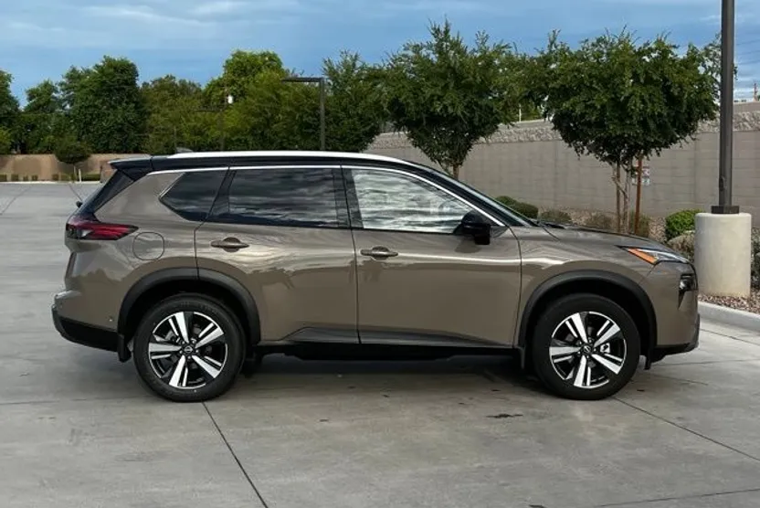 2024 Nissan Rogue SL photo 1