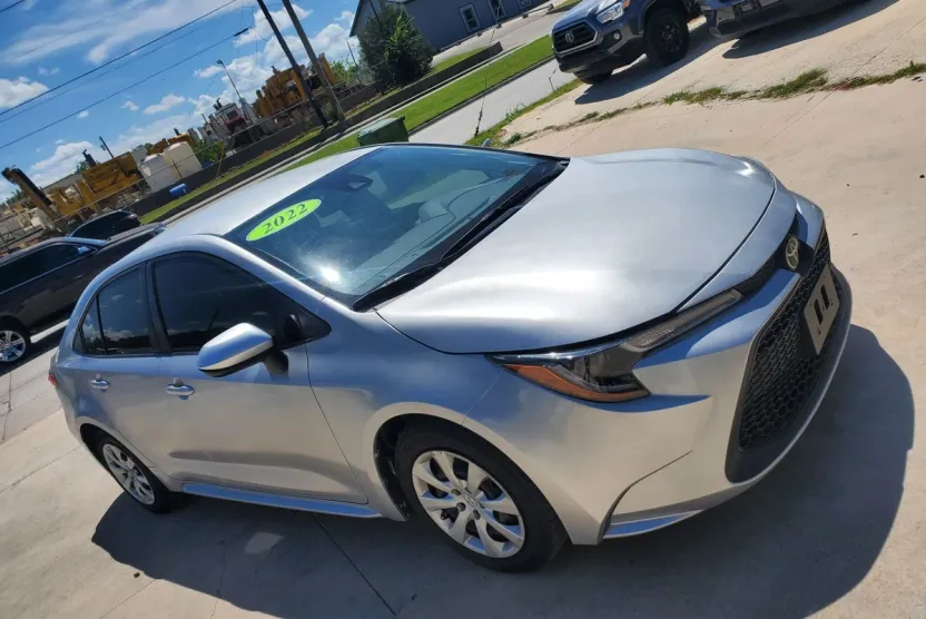 2022 Toyota Corolla LE photo 1