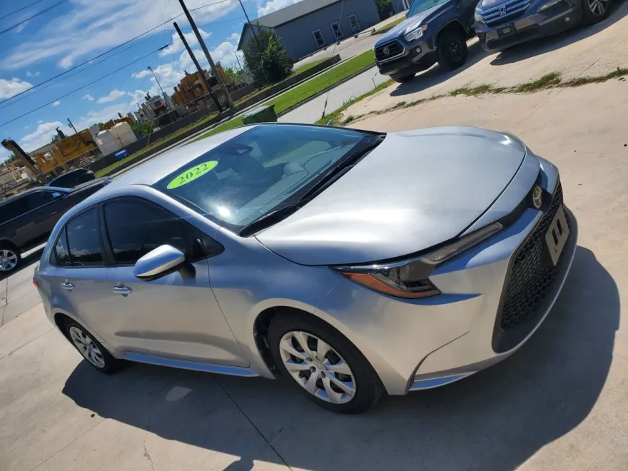 2022 Toyota Corolla LE photo 1