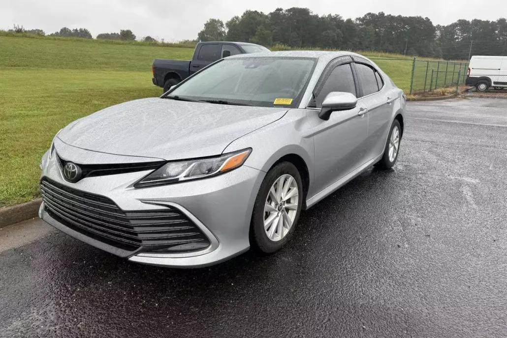 2021 Toyota Camry LE photo 1