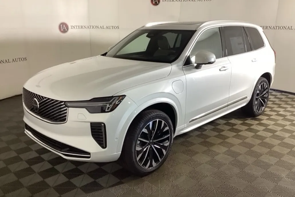2026 Volvo XC90 T8 Plus photo 1