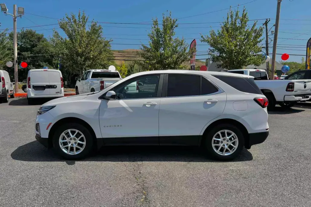 2023 Chevrolet Equinox LT photo 1