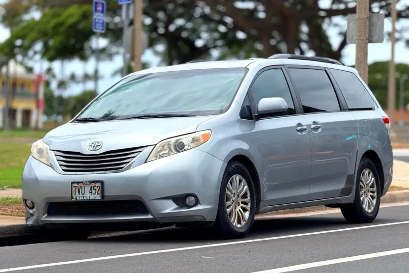 2011 Toyota Sienna XLE photo 1
