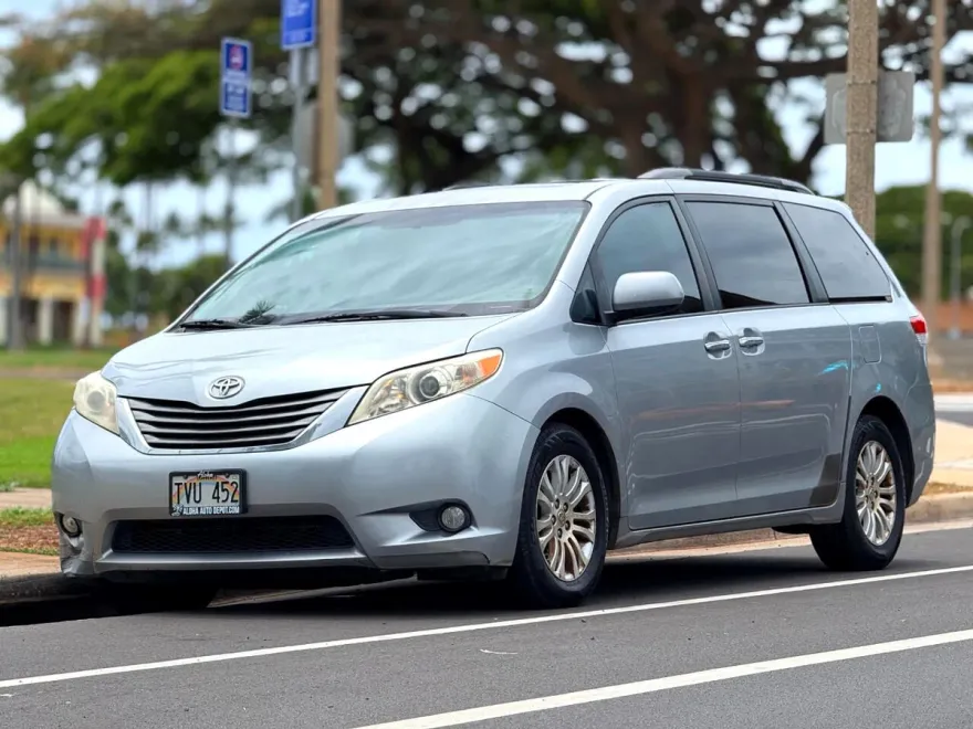 2011 Toyota Sienna XLE photo 1