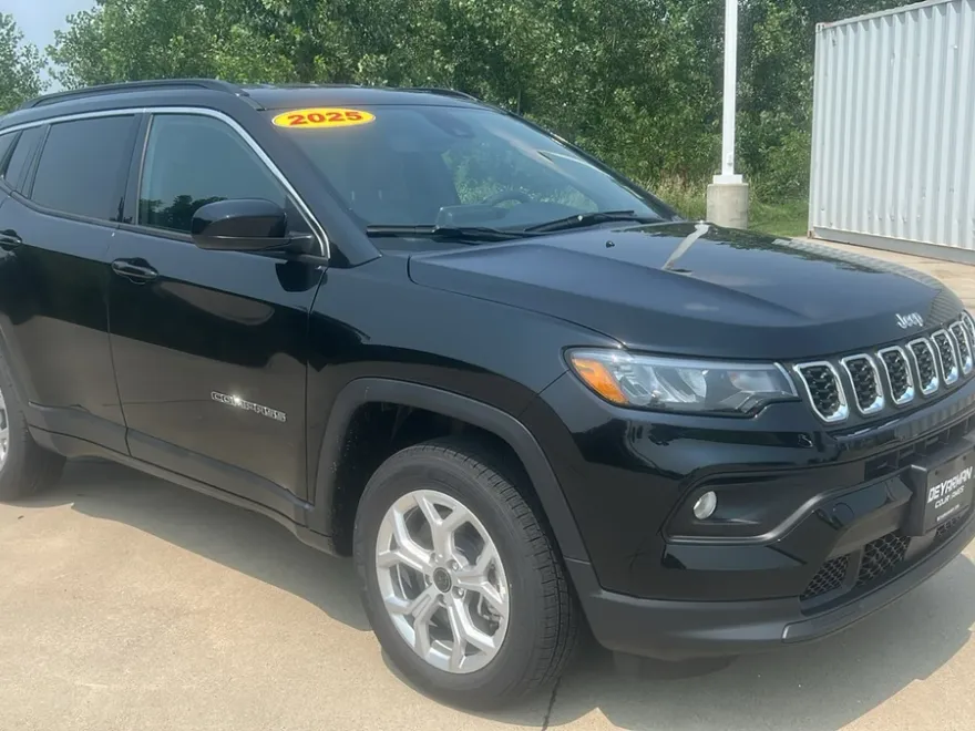 2025 Jeep Compass Latitude photo 1