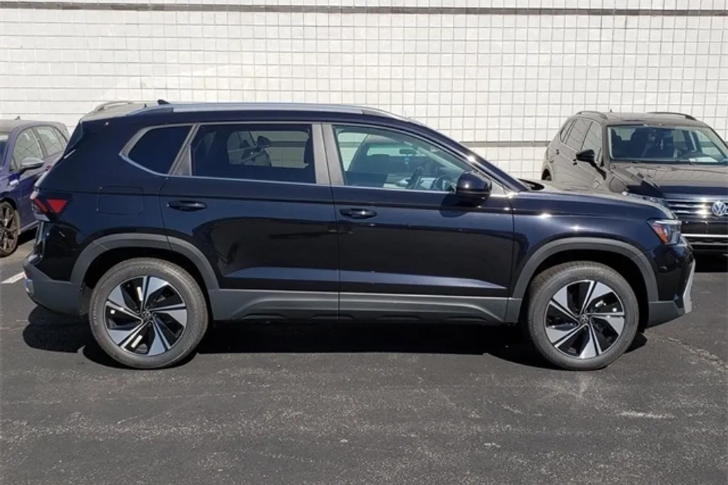 2025 Volkswagen Taos SE photo 1