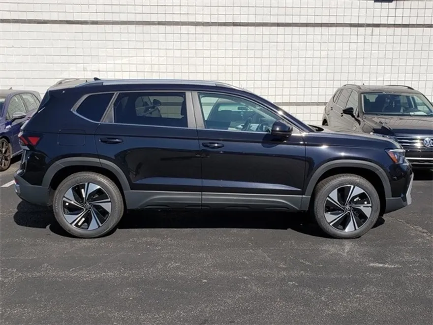 2025 Volkswagen Taos SE photo 1