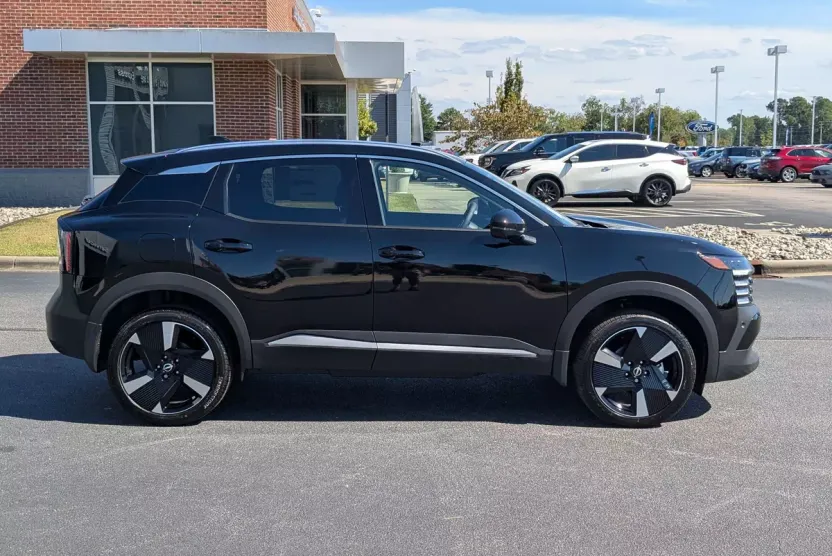 2025 Nissan Kicks SR photo 1