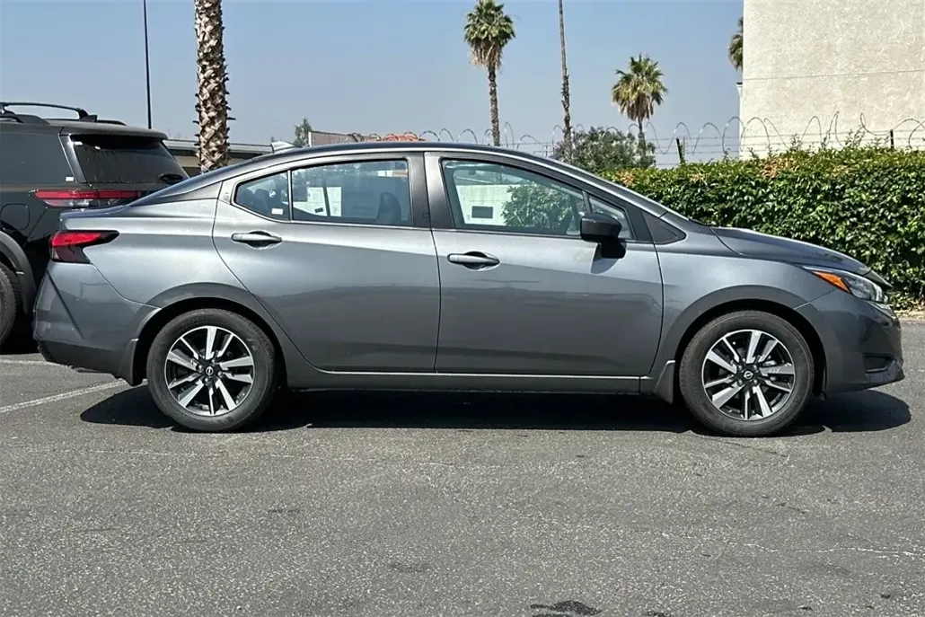 2025 Nissan Versa 1.6 SV photo 1