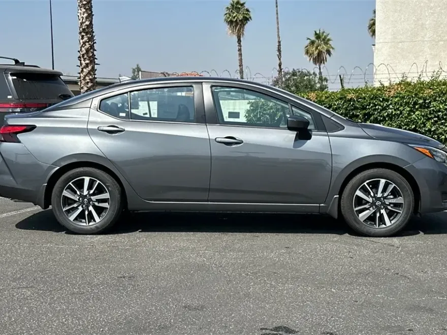 2025 Nissan Versa 1.6 SV photo 1