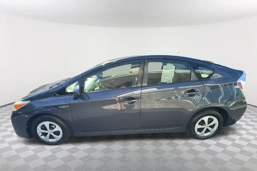 2015 Toyota Prius Two photo 1