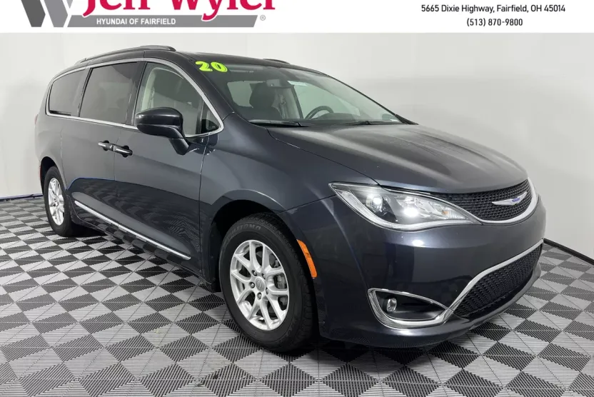 2020 Chrysler Pacifica Touring L photo 1