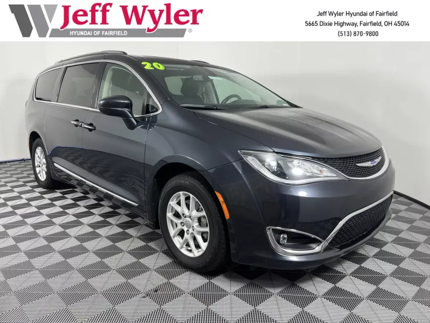 2020 Chrysler Pacifica Touring L photo 1