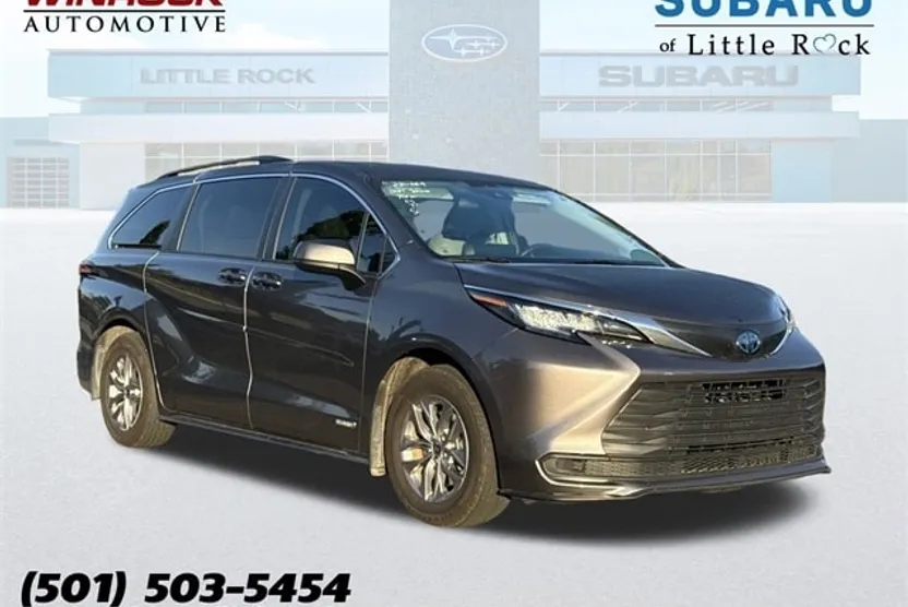 2021 Toyota Sienna LE photo 1