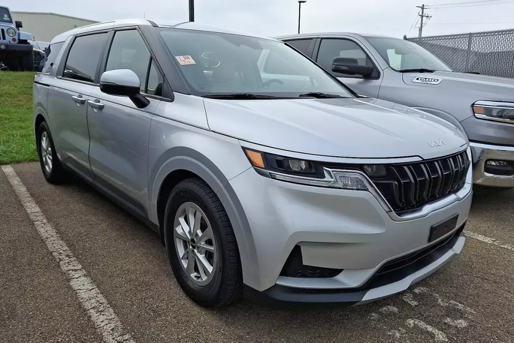 2022 Kia Carnival LX photo 1