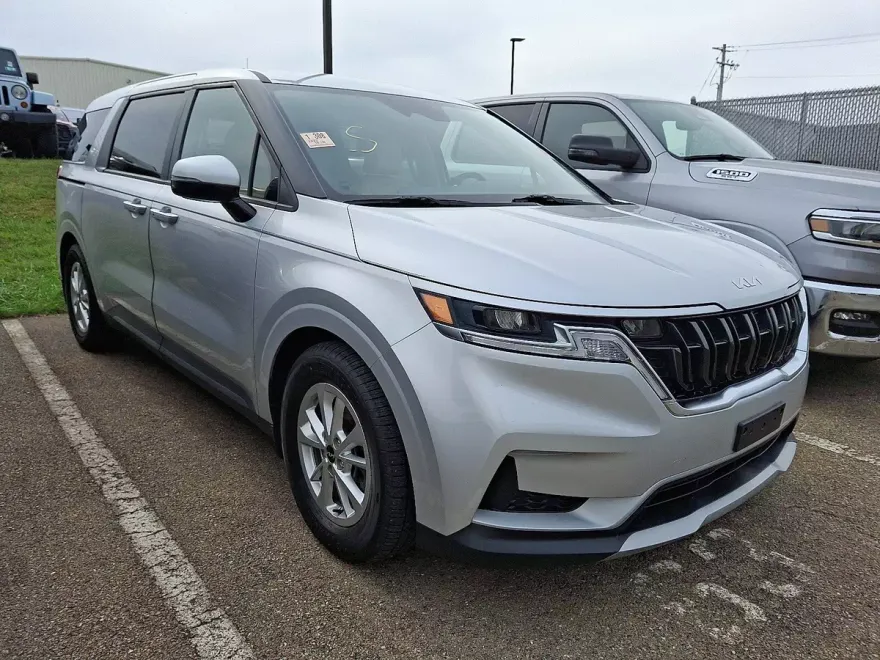 2022 Kia Carnival LX photo 1
