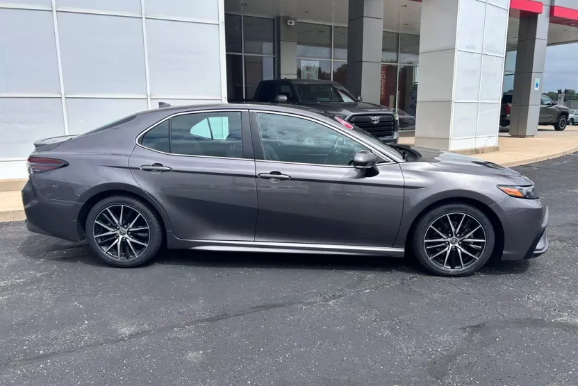2022 Toyota Camry SE photo 1