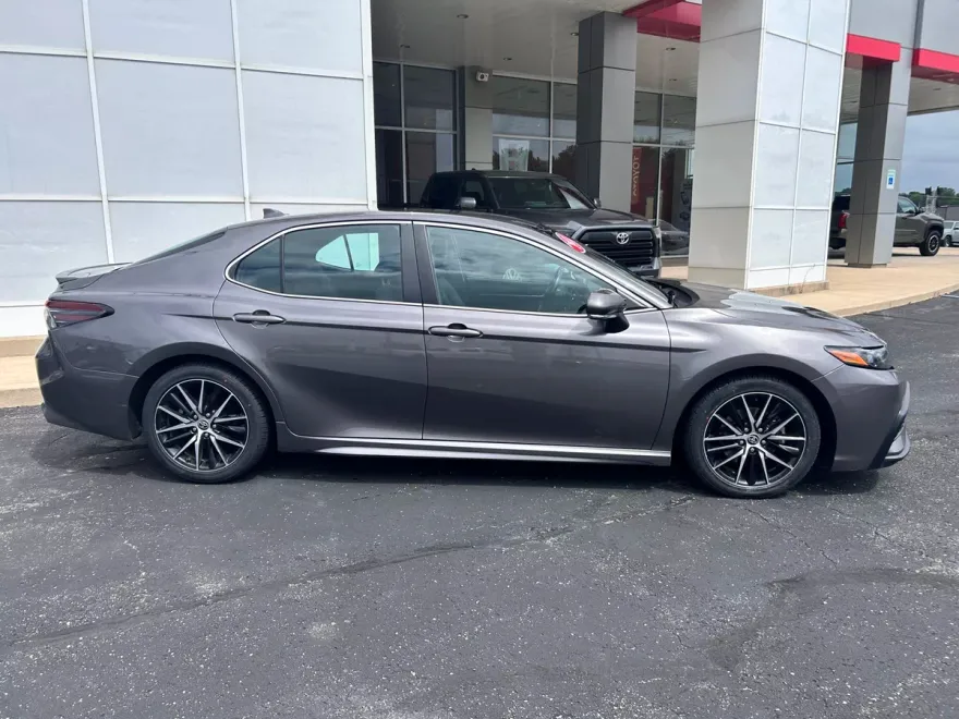 2022 Toyota Camry SE photo 1
