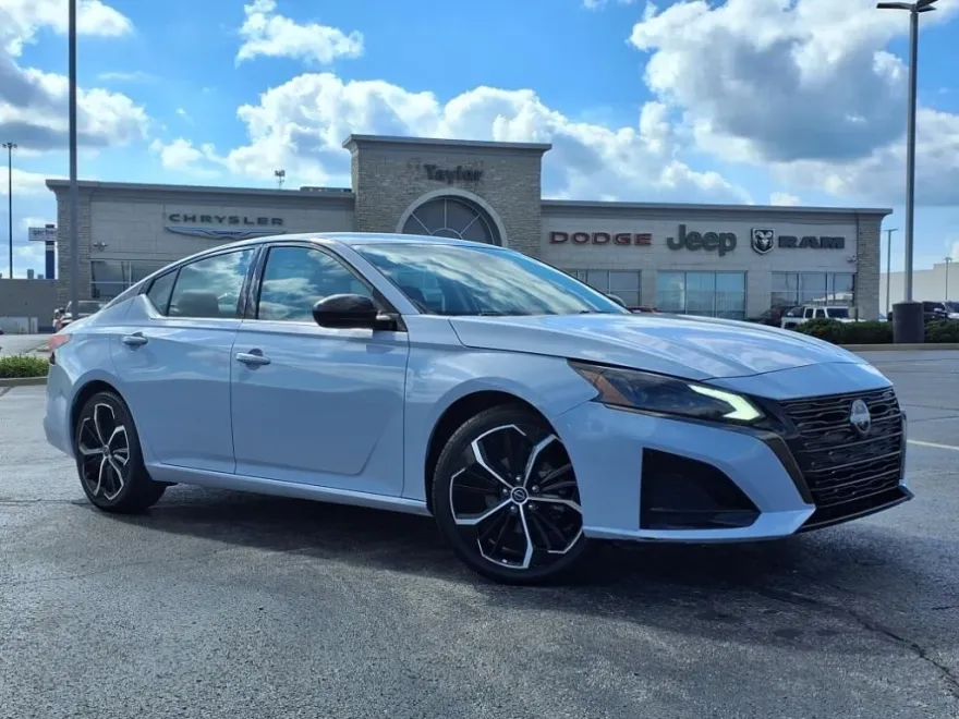 2023 Nissan Altima 2.5 SR photo 1