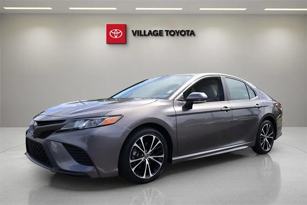 2019 Toyota Camry SE photo 1