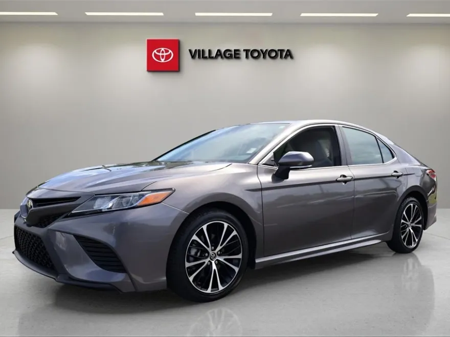 2019 Toyota Camry SE photo 1