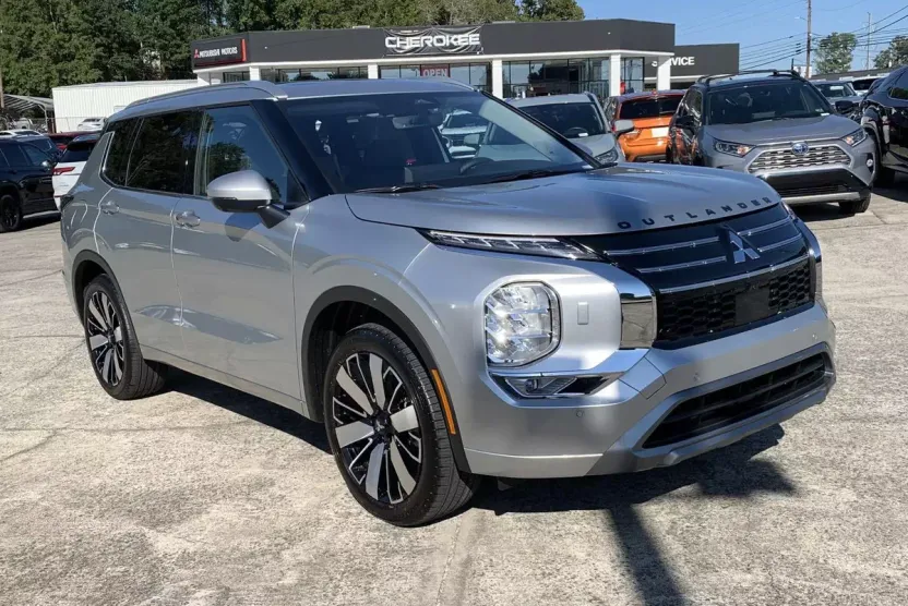 2025 Mitsubishi Outlander SEL photo 1