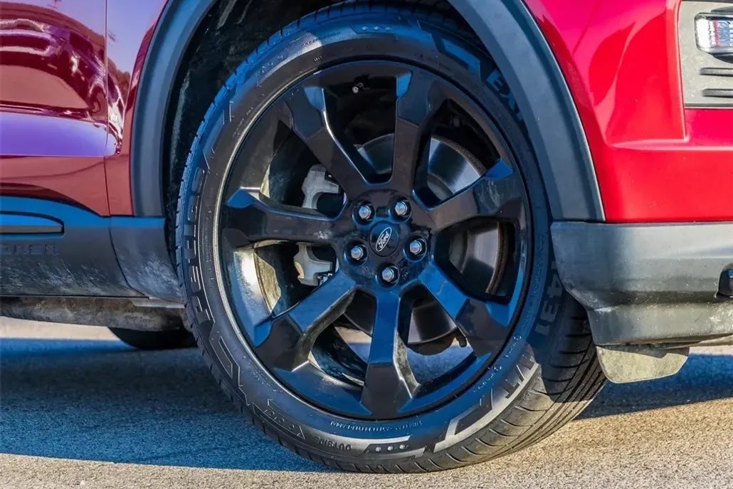 2023 Ford Explorer ST-Line photo 1